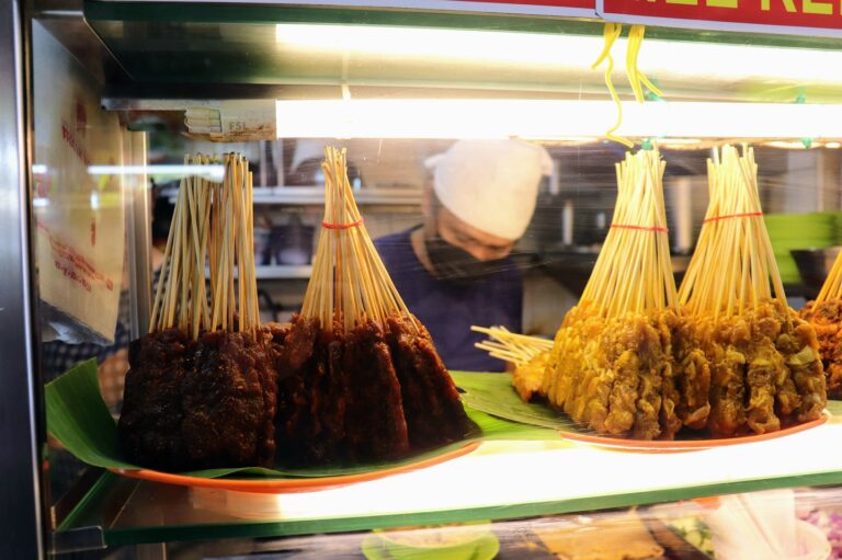 A Foodie’s Journey Through Singapore’s Culinary Scene thumbnail